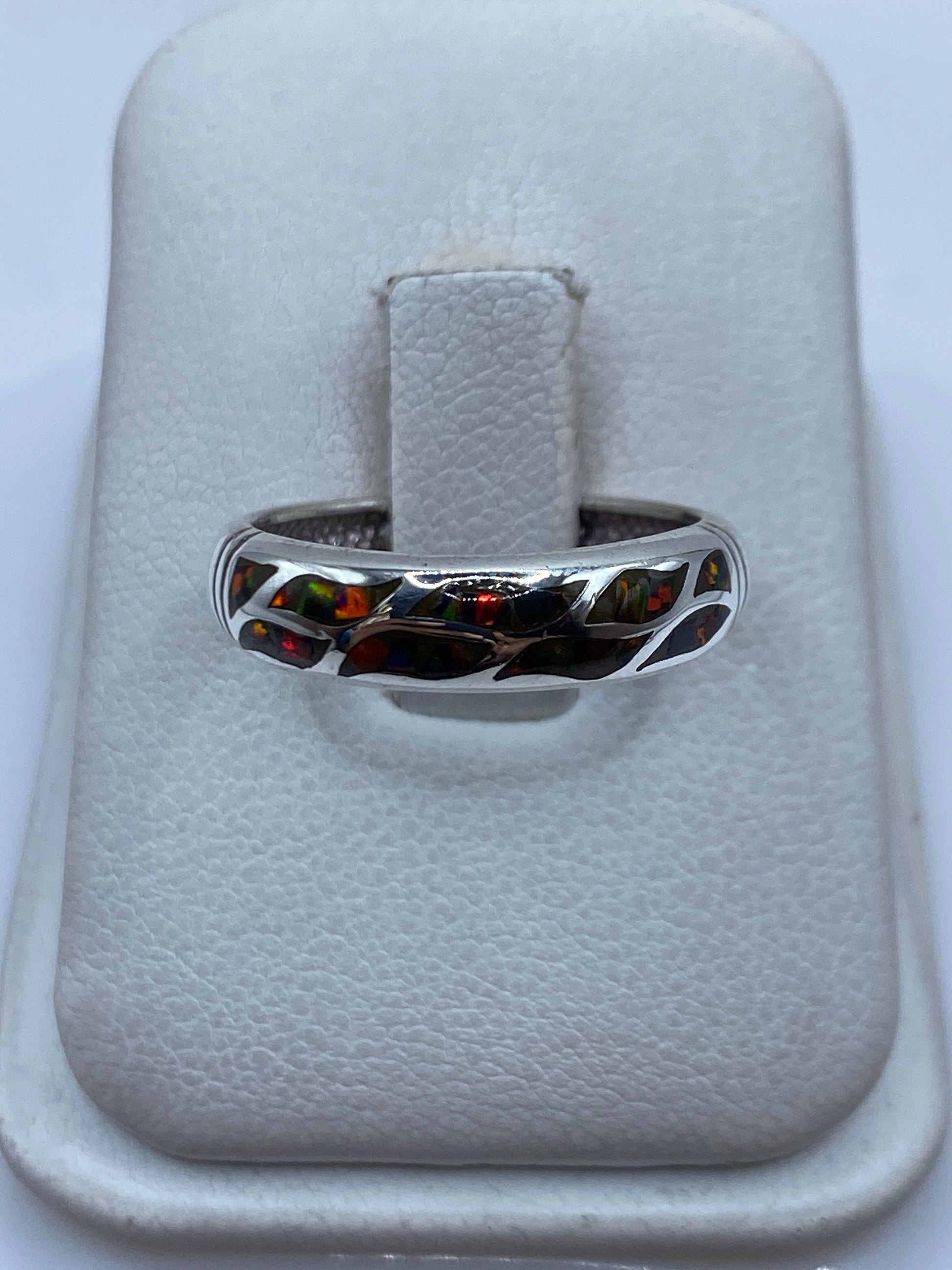Anillo de plata .950 con ópalo de fuego multicolor mostrando reflejos amarillos, rojos y verdes