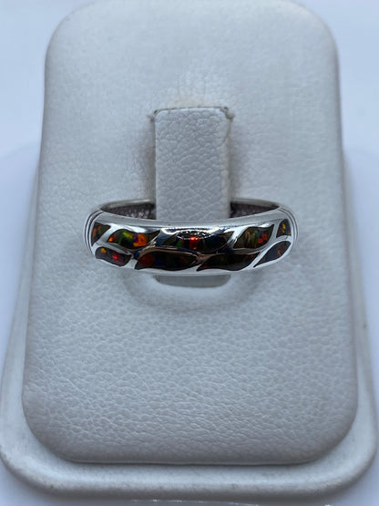 Anillo de plata .950 con ópalo de fuego multicolor mostrando reflejos amarillos, rojos y verdes