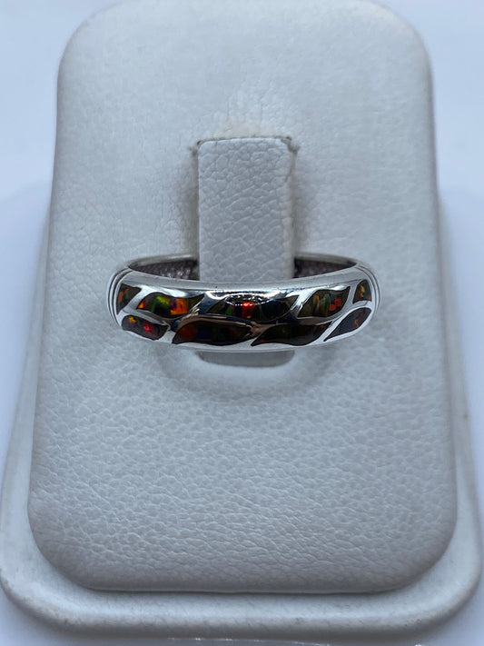 Anillo de plata .950 con ópalo de fuego multicolor mostrando reflejos amarillos, rojos y verdes