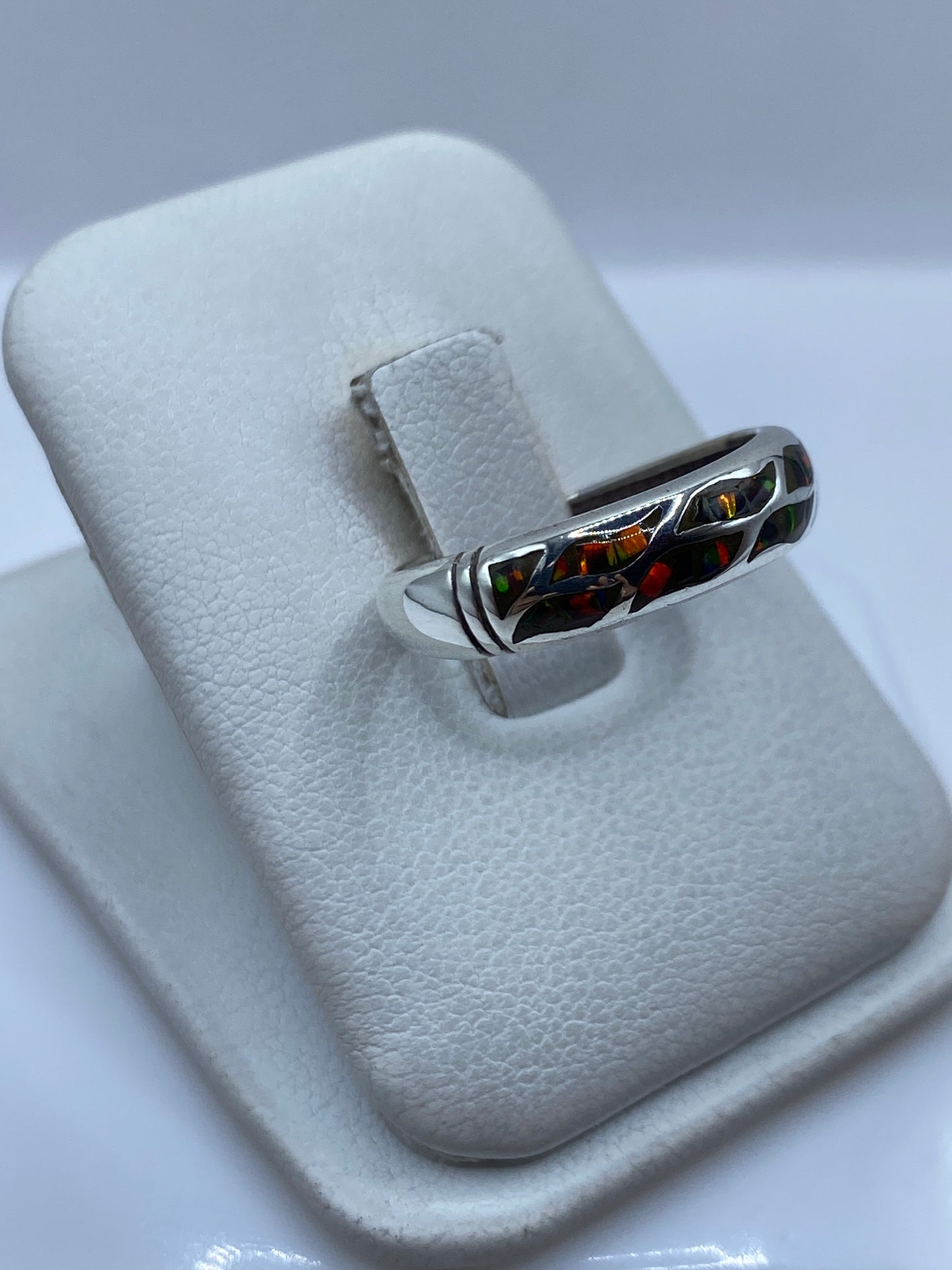 Vista lateral del anillo de plata con incrustación de ópalo de fuego en talla 8