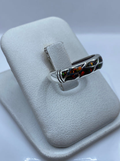 Vista lateral del anillo de plata con incrustación de ópalo de fuego en talla 8