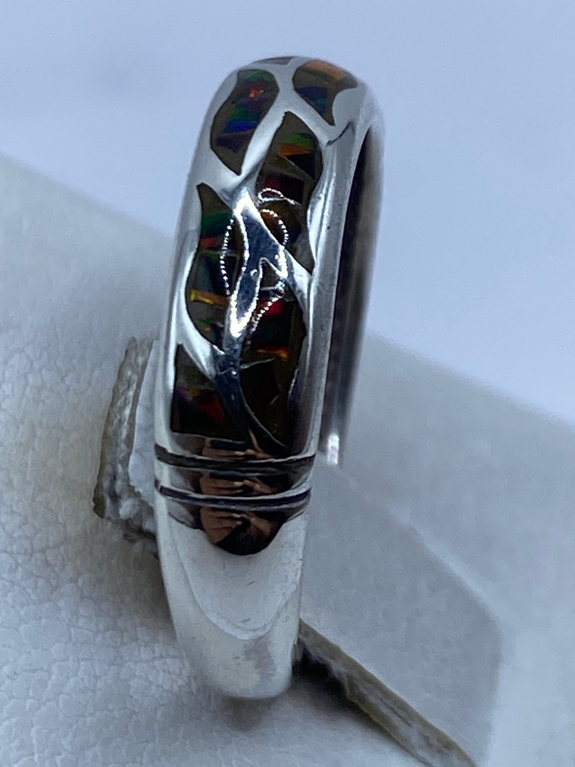 Detalle del ópalo multicolor con juego de luz natural en diferentes ángulos