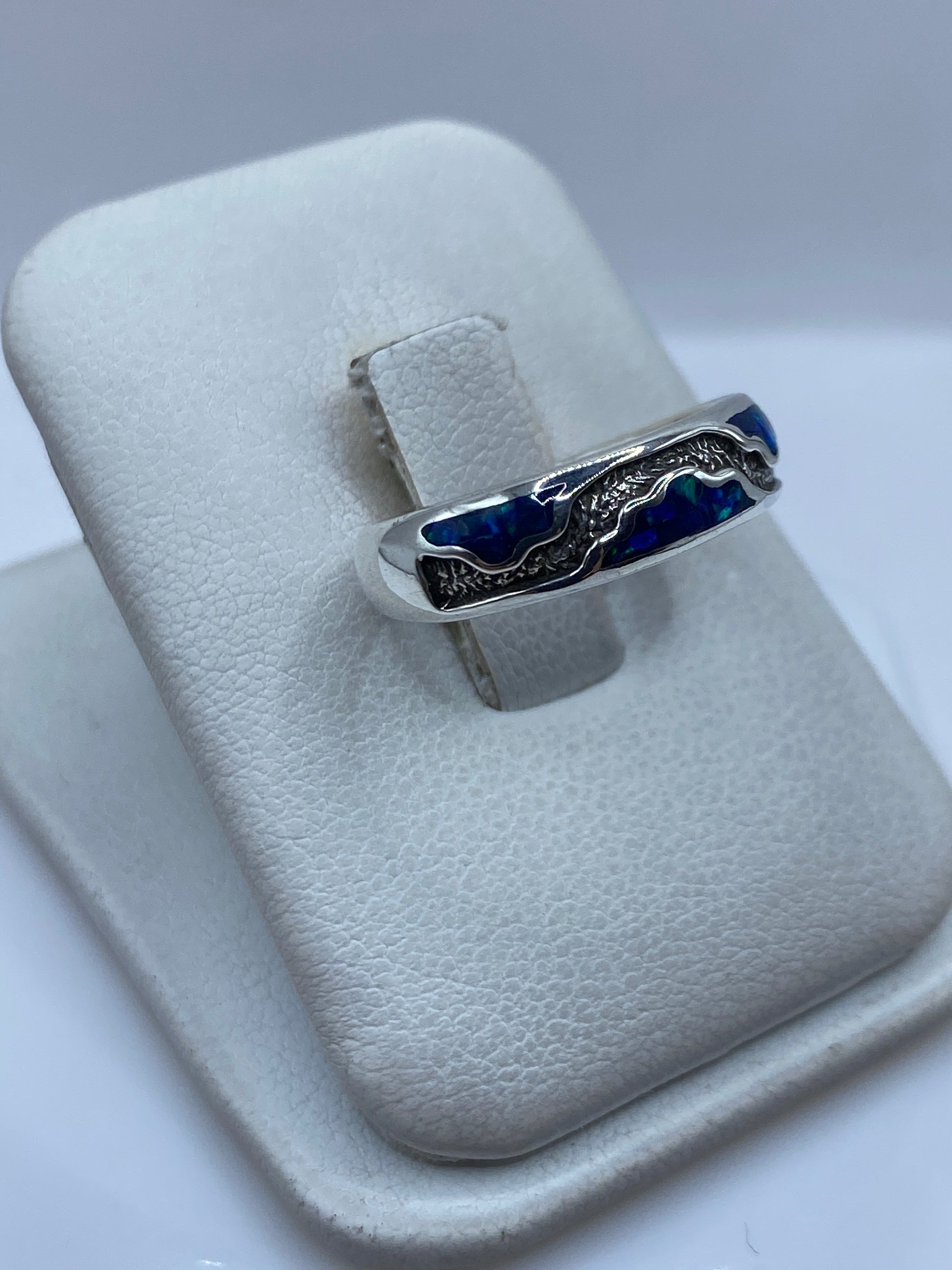 Anillo de Ópalo de Fuego en plata en la mano de una persona