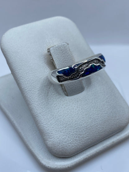 Anillo de Ópalo de Fuego en plata en la mano de una persona