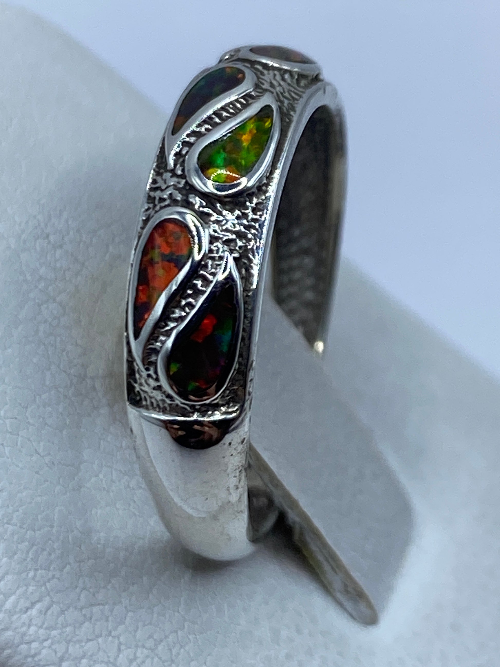 Perfil del anillo de plata con la banda texturada y el engaste del ópalo