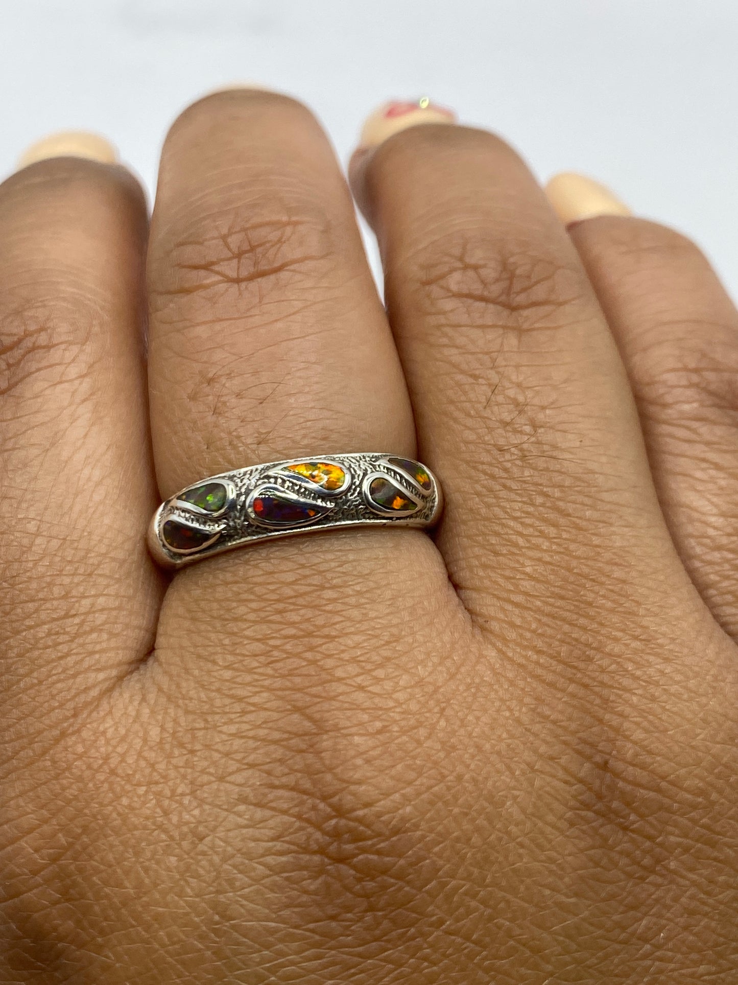 Anillo sobre fondo blanco mostrando el sello .950 en el interior de la banda