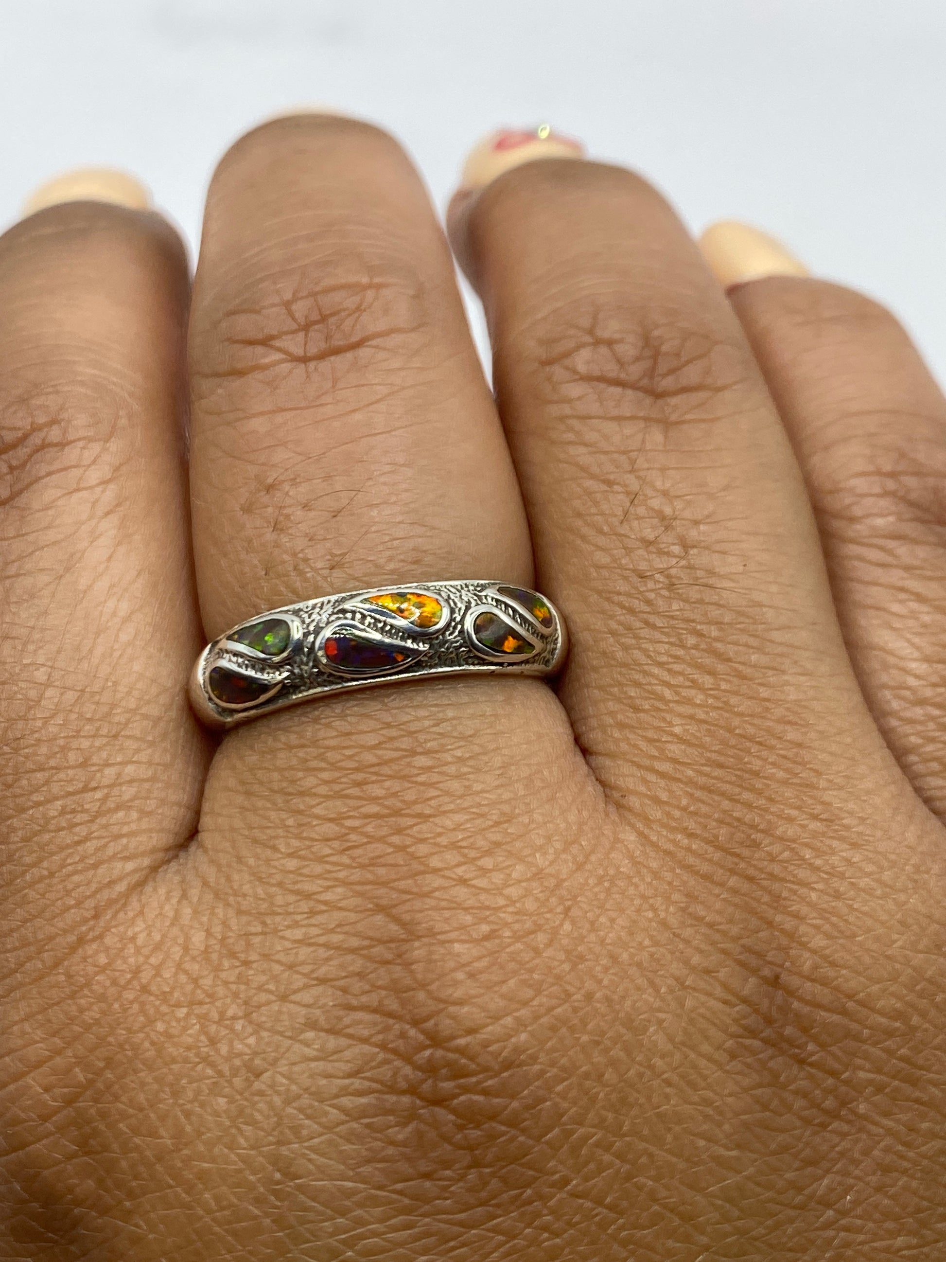 Anillo sobre fondo blanco mostrando el sello .950 en el interior de la banda