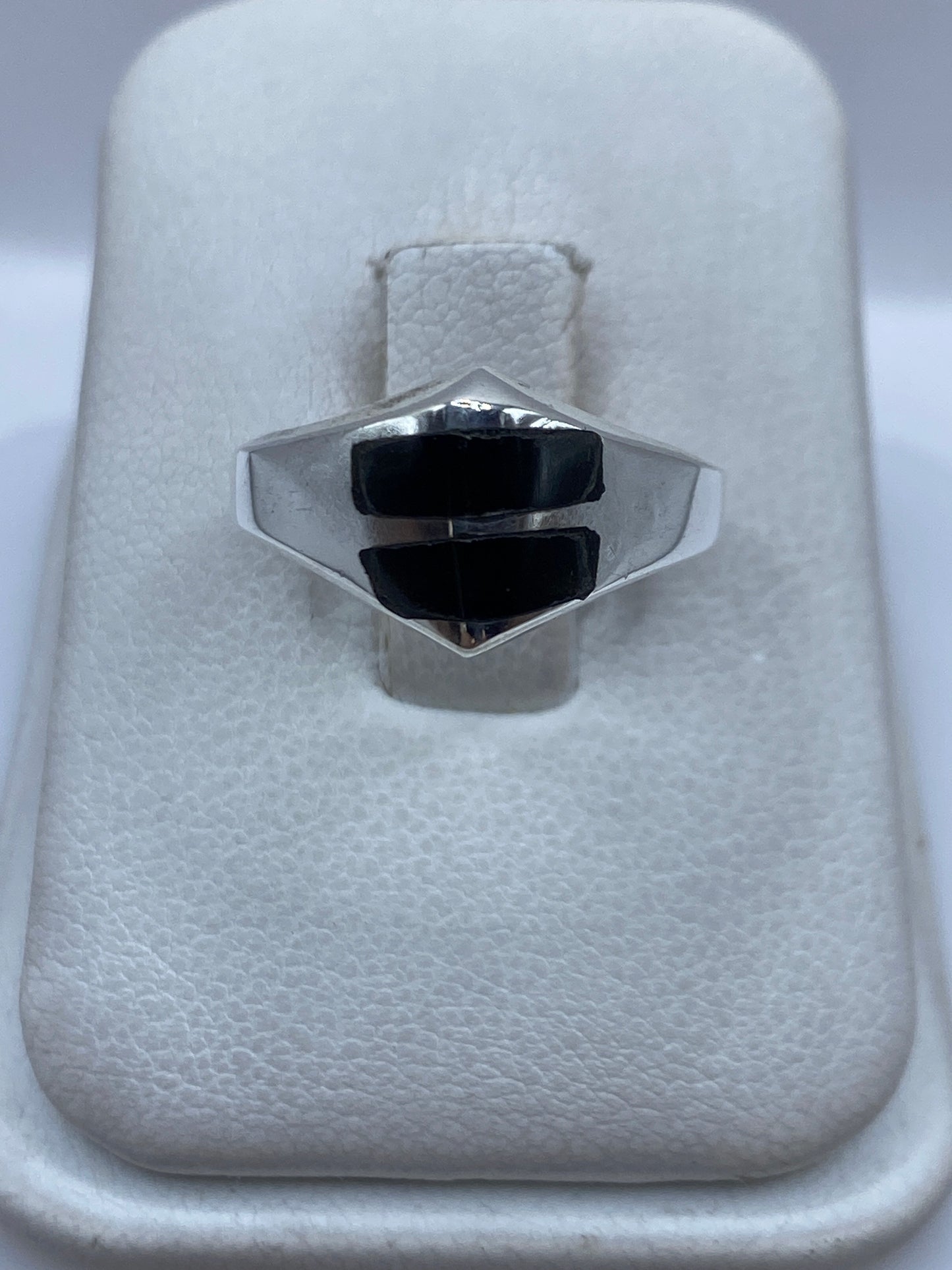 Anillo de plata .925 con dos rectángulos de ónix negro engastados en diseño geométrico