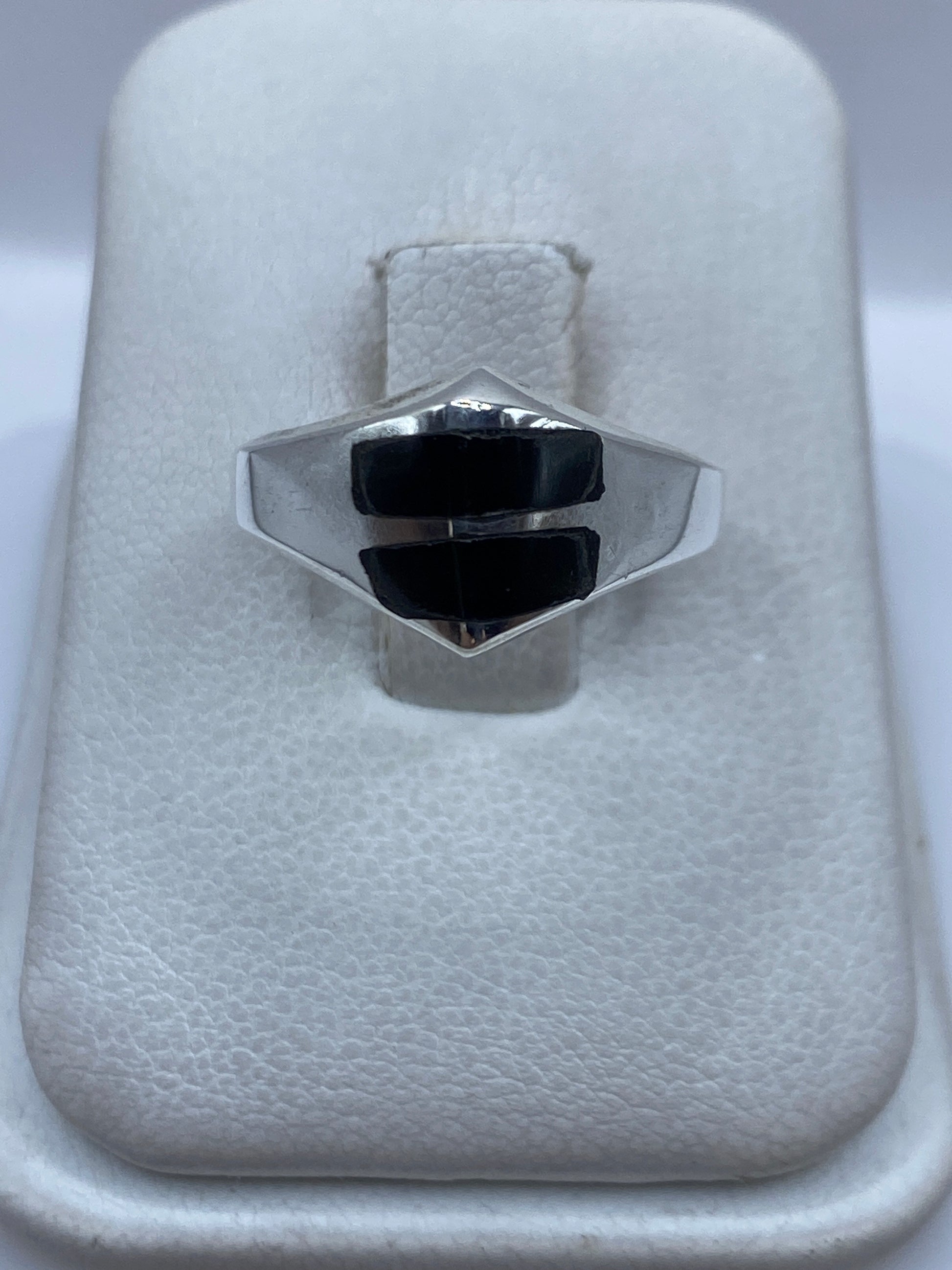 Anillo de plata .925 con dos rectángulos de ónix negro engastados en diseño geométrico