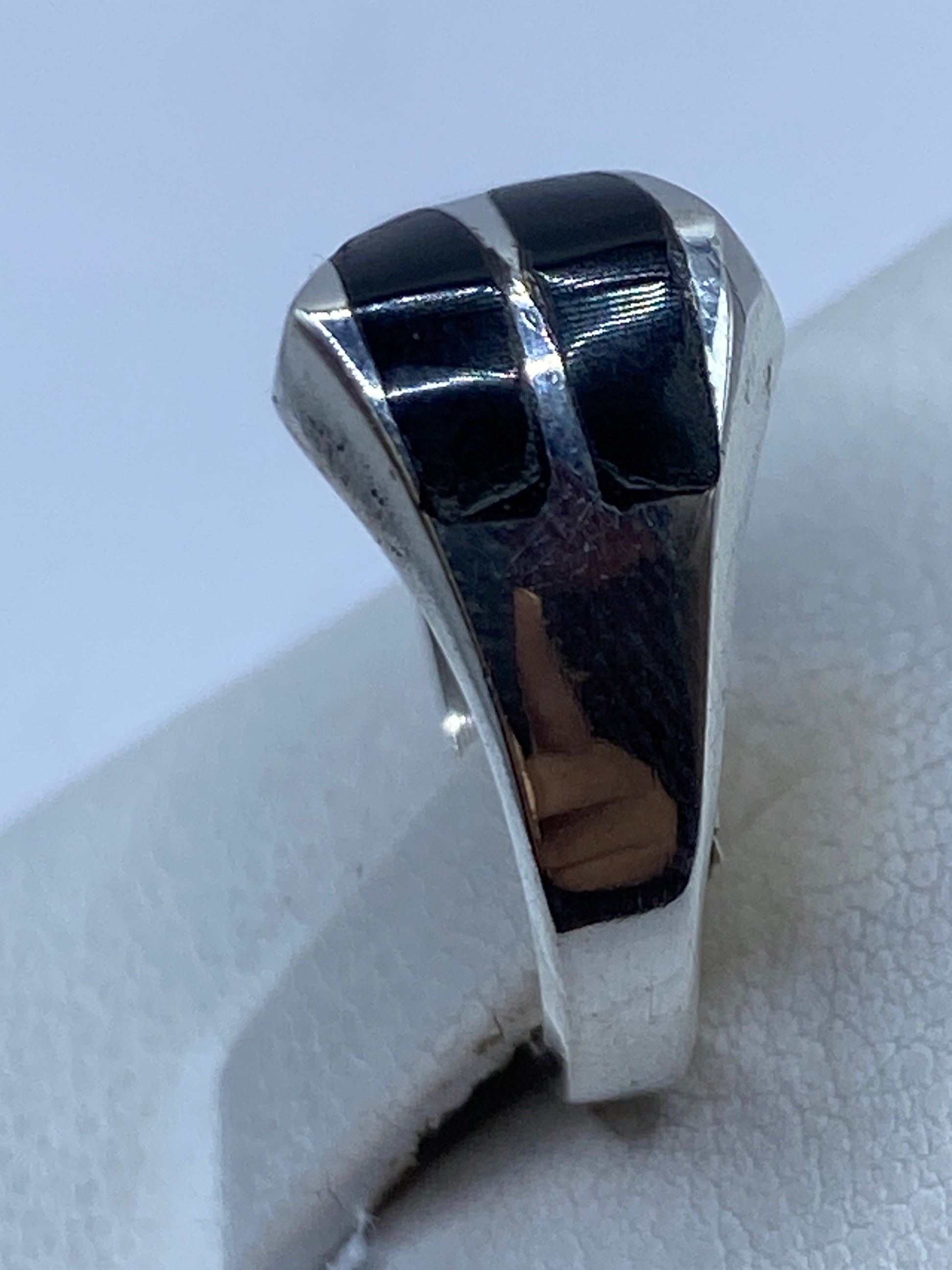 Detalle del ónix negro puro en anillo de plata minimalista