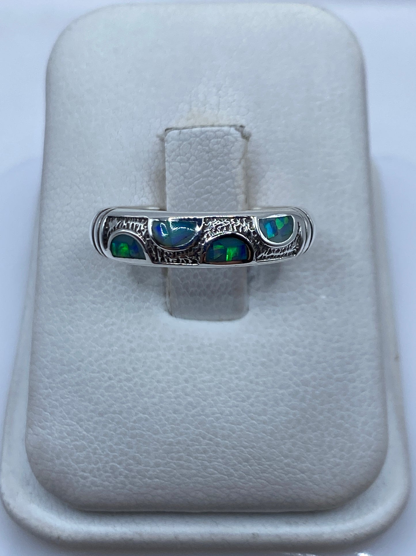 Anillo de plata con ópalo de fuego azul cielo en estuche blanco, vista frontal