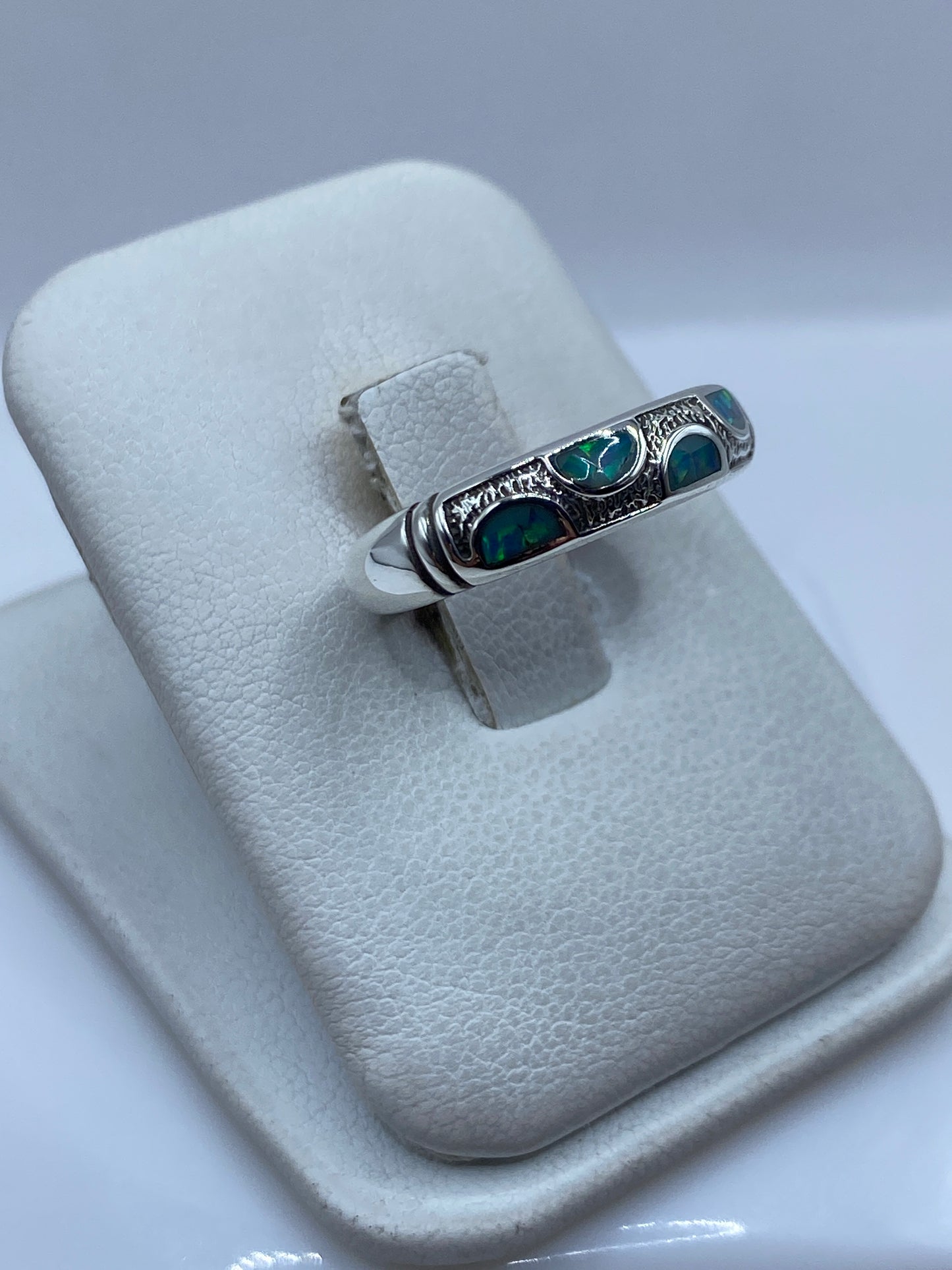 Detalle del engaste a mano del ópalo de fuego en plata .925