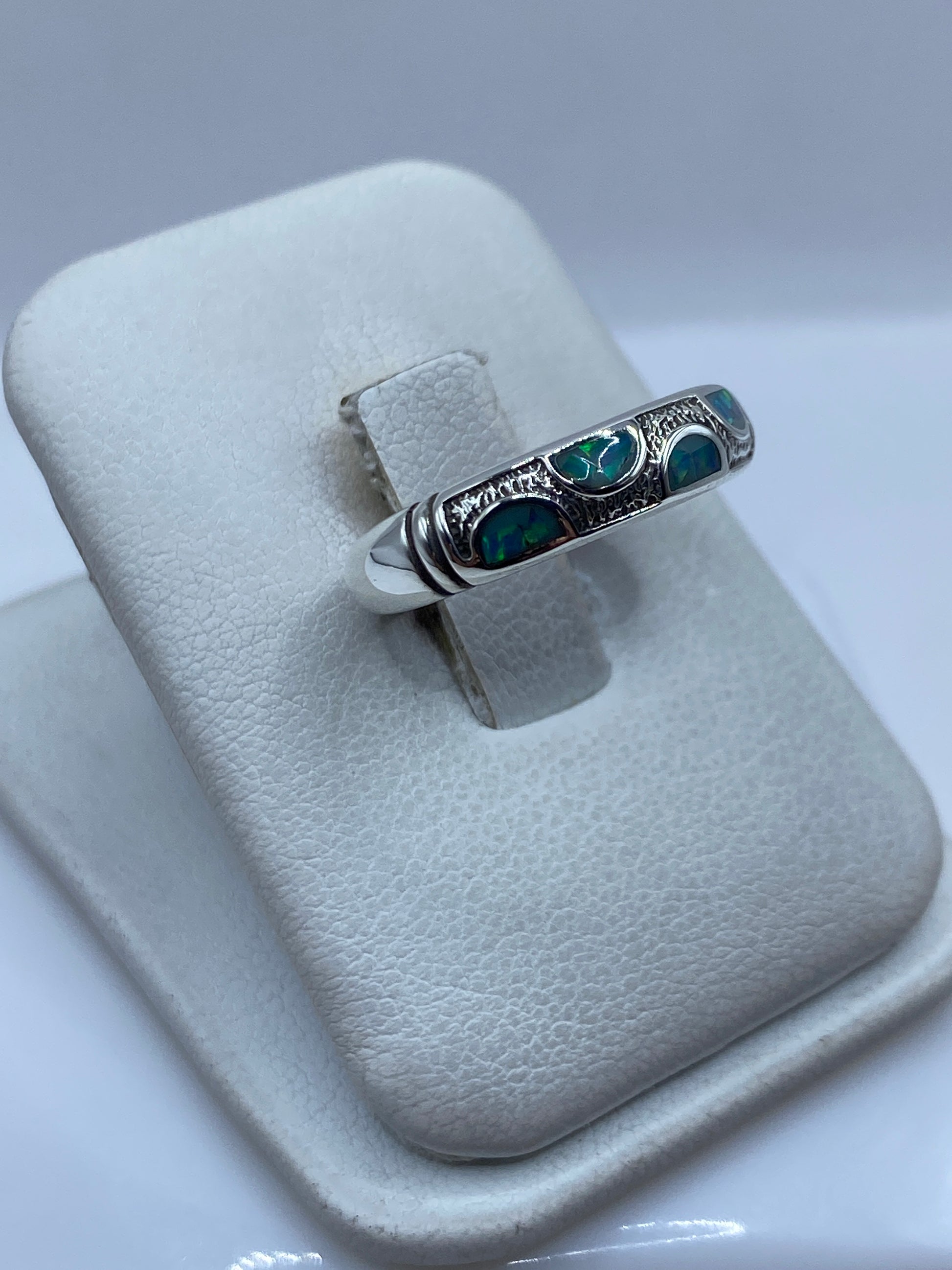 Detalle del engaste a mano del ópalo de fuego en plata .925