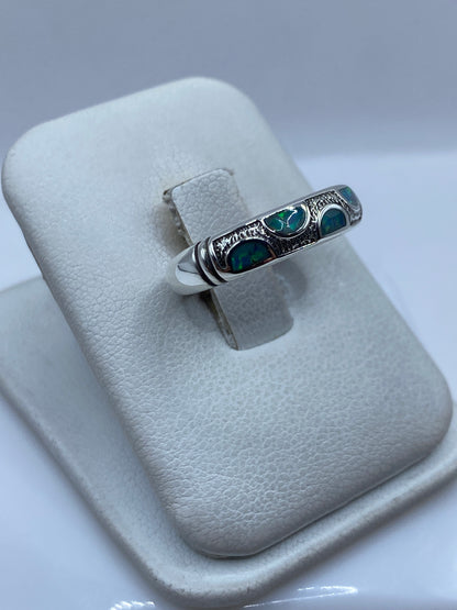 Detalle del engaste a mano del ópalo de fuego en plata .925