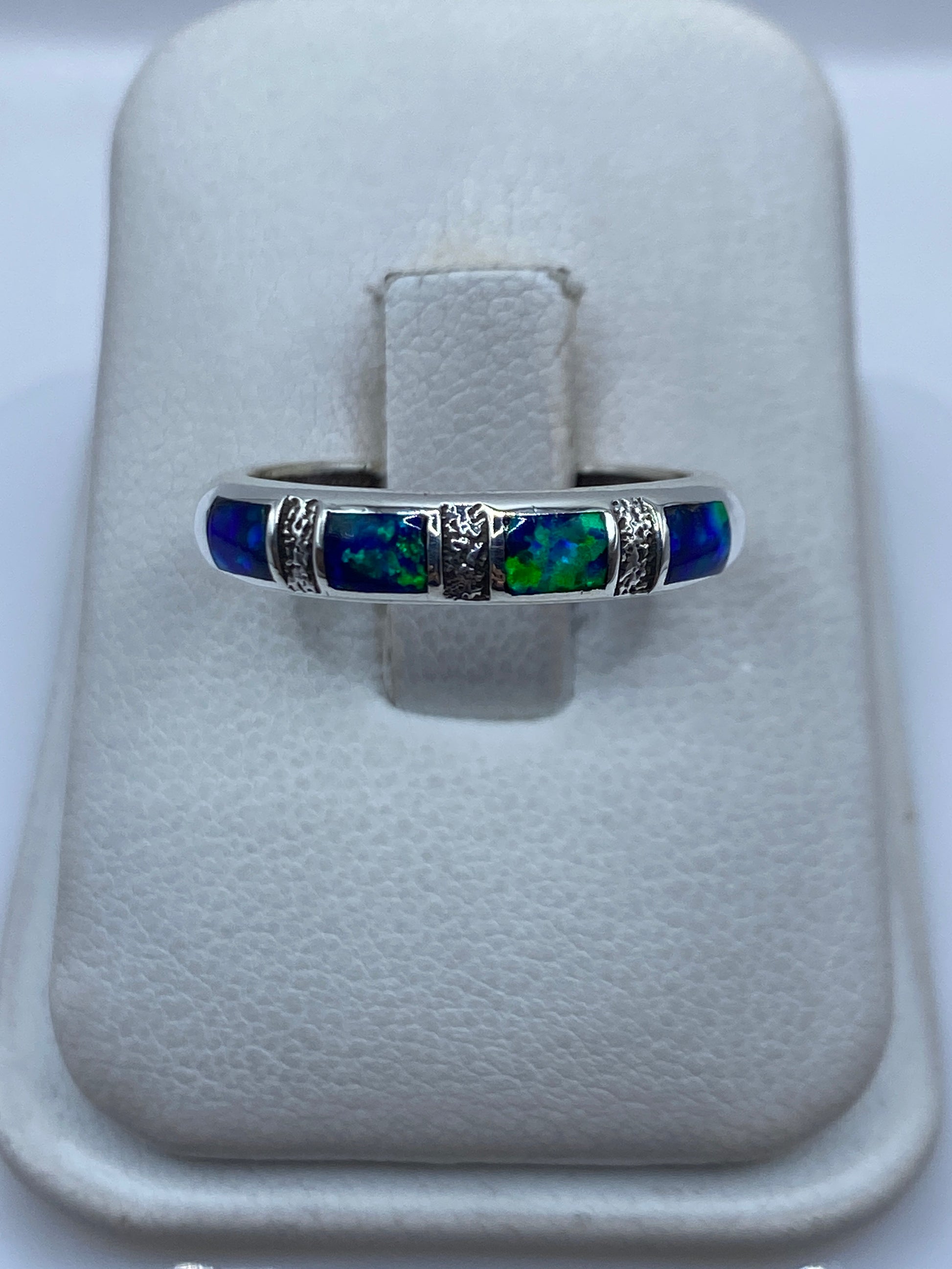 Anillo de plata .950 con Ópalo de Fuego azul en estuche de presentación