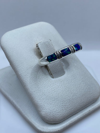 Detalle del engaste del Ópalo de Fuego con destellos verdes y azules en plata .950