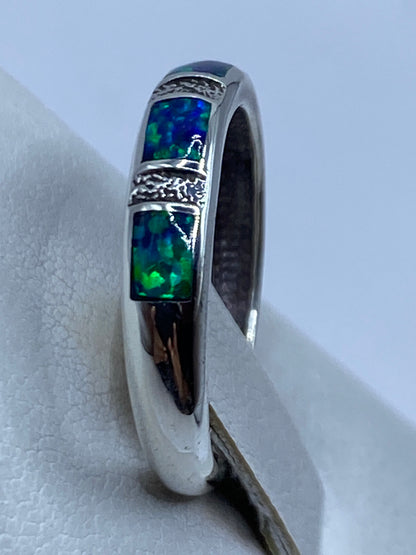 Anillo de Ópalo de Fuego puesto en la mano mostrando el color azul y juego de luces