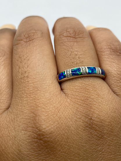 Vista lateral del anillo de plata con el Quinto .950 visible