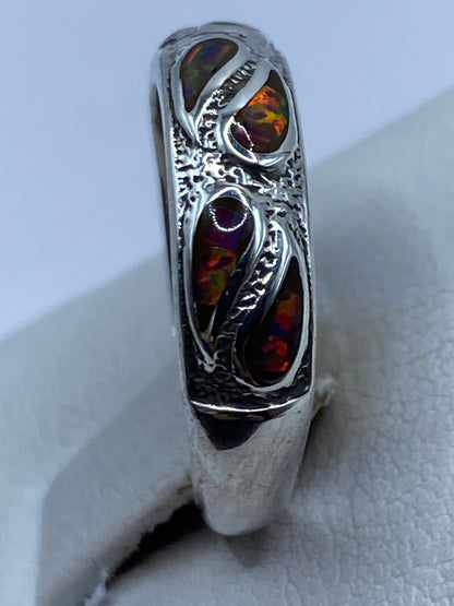 Anillo de plata con incrustación de piedra, vista lateral en dedo