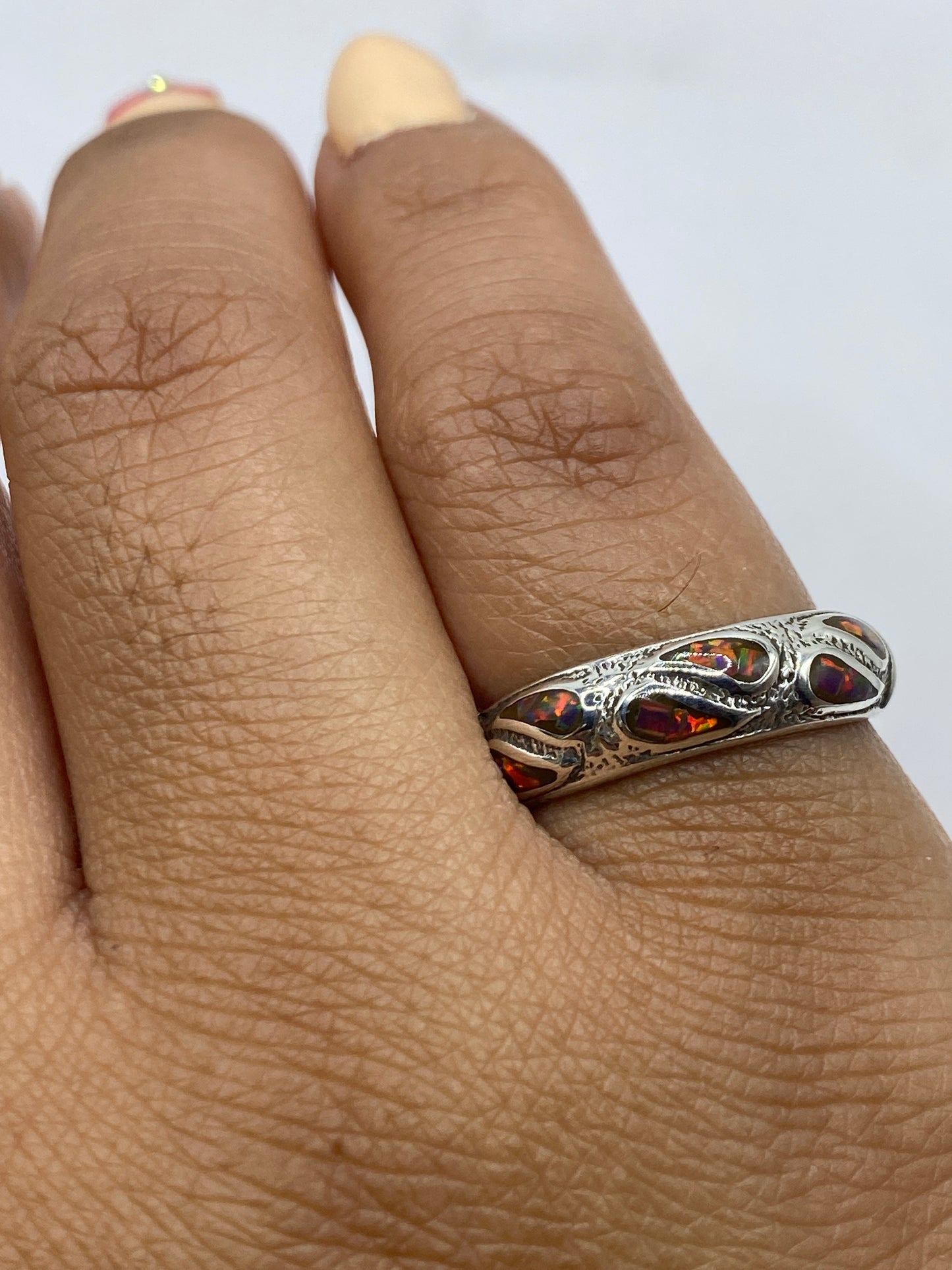 Anillo sobre fondo blanco, mostrando el acabado pulido de la plata .925