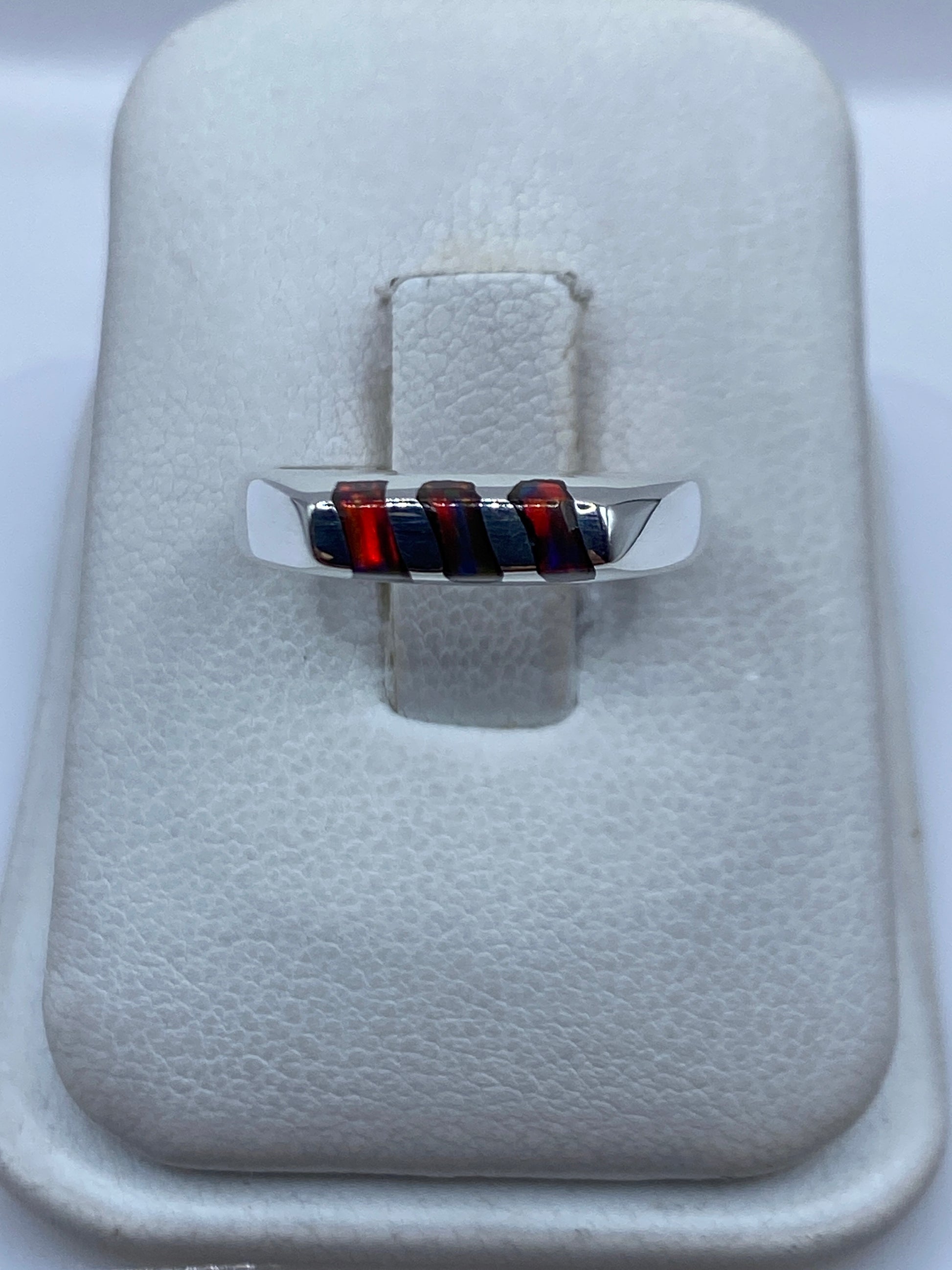 Anillo de plata .925 con ópalo de fuego multicolor en estuche blanco