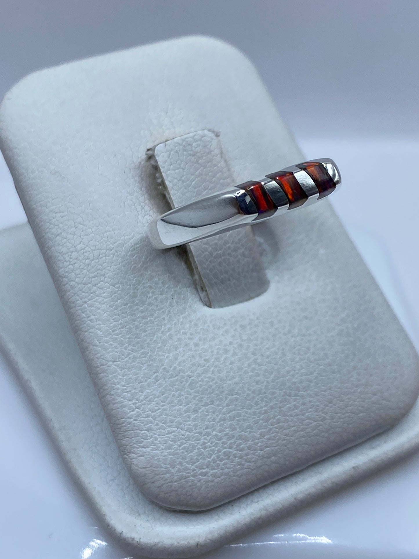 Detalle frontal del anillo mostrando el engaste de ópalo multicolor