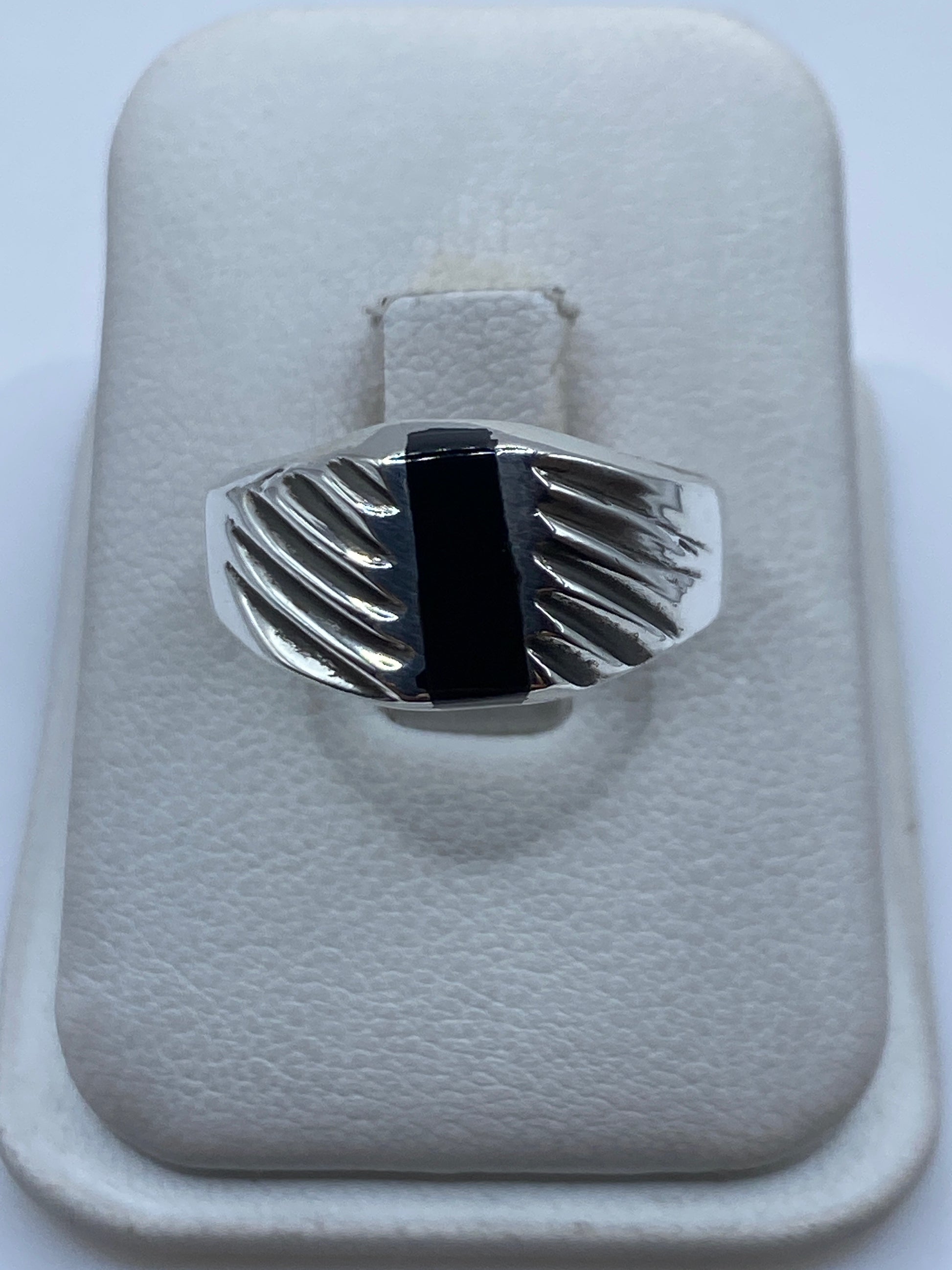 Anillo de plata .925 con ónix negro engastado, vista frontal en estuche blanco
