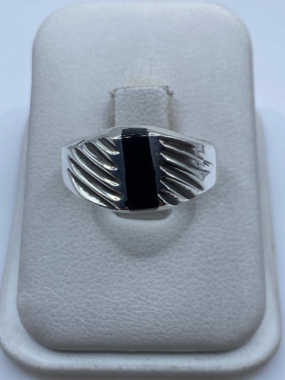 Anillo de plata .925 con ónix negro engastado, vista frontal en estuche blanco