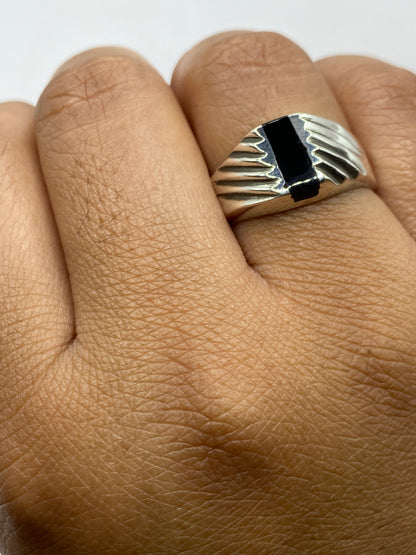 Marca de autenticidad .925 y MEXICO en la parte interior del anillo