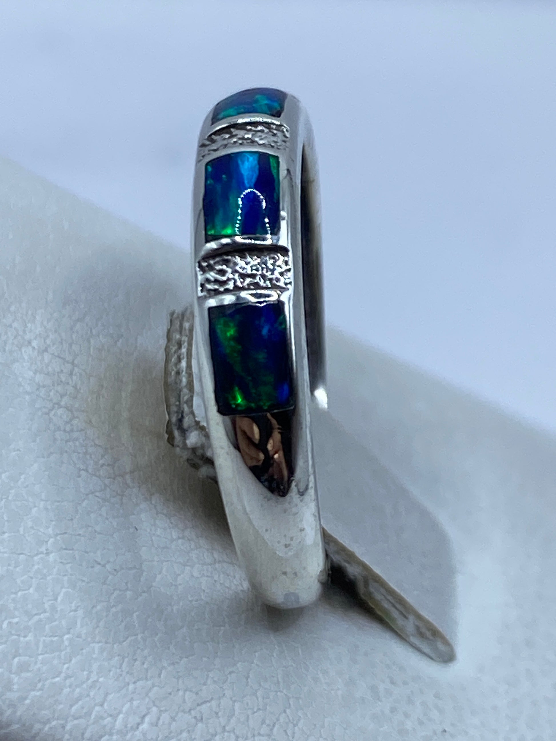 Ópalo de fuego azul con reflejos verdes en el anillo de plata .950