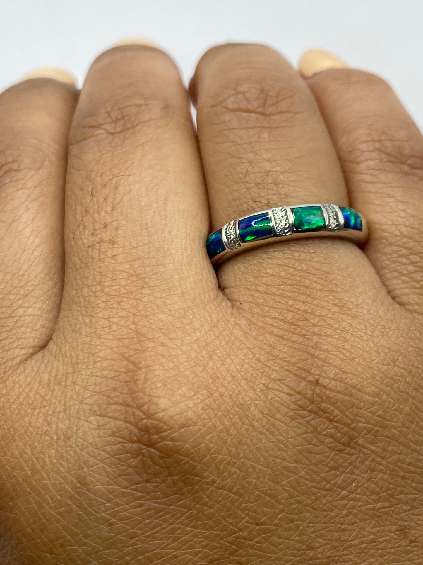Anillo sobre fondo gris mostrando la profundidad del color azul del ópalo