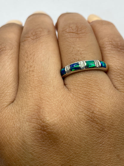 Anillo sobre fondo gris mostrando la profundidad del color azul del ópalo