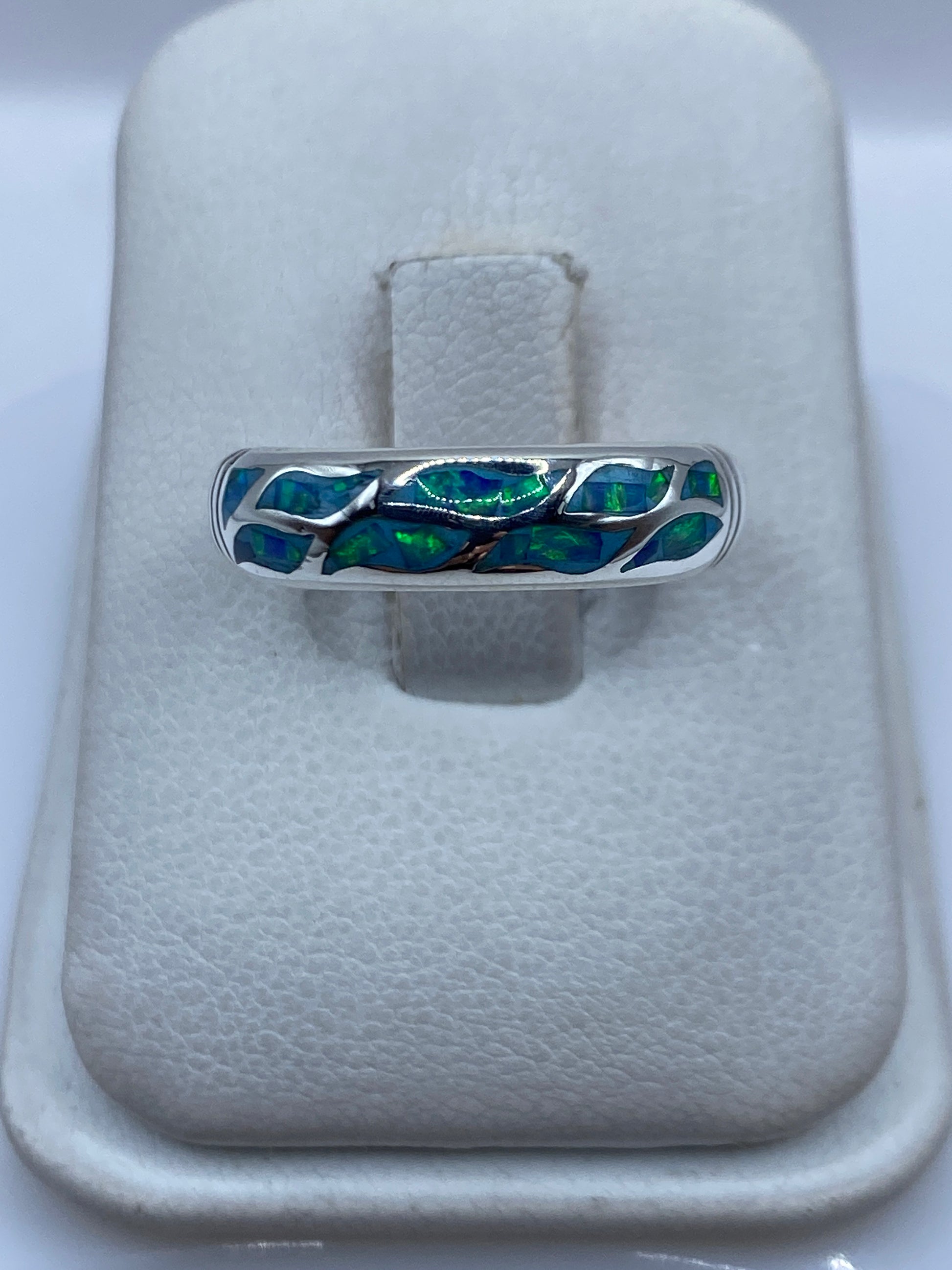 Anillo de plata .950 con ópalo de fuego azul cielo sobre soporte blanco
