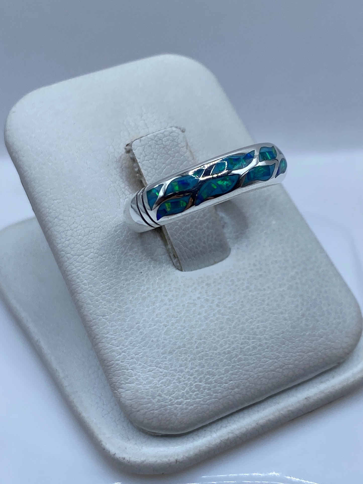 Detalle del ópalo azul cielo incrustado en plata pura .950