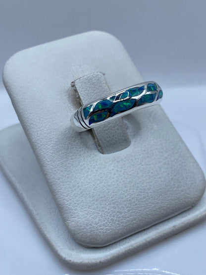 Detalle del ópalo azul cielo incrustado en plata pura .950