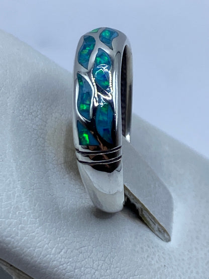 Anillo puesto en mano mostrando el color azul cielo del ópalo