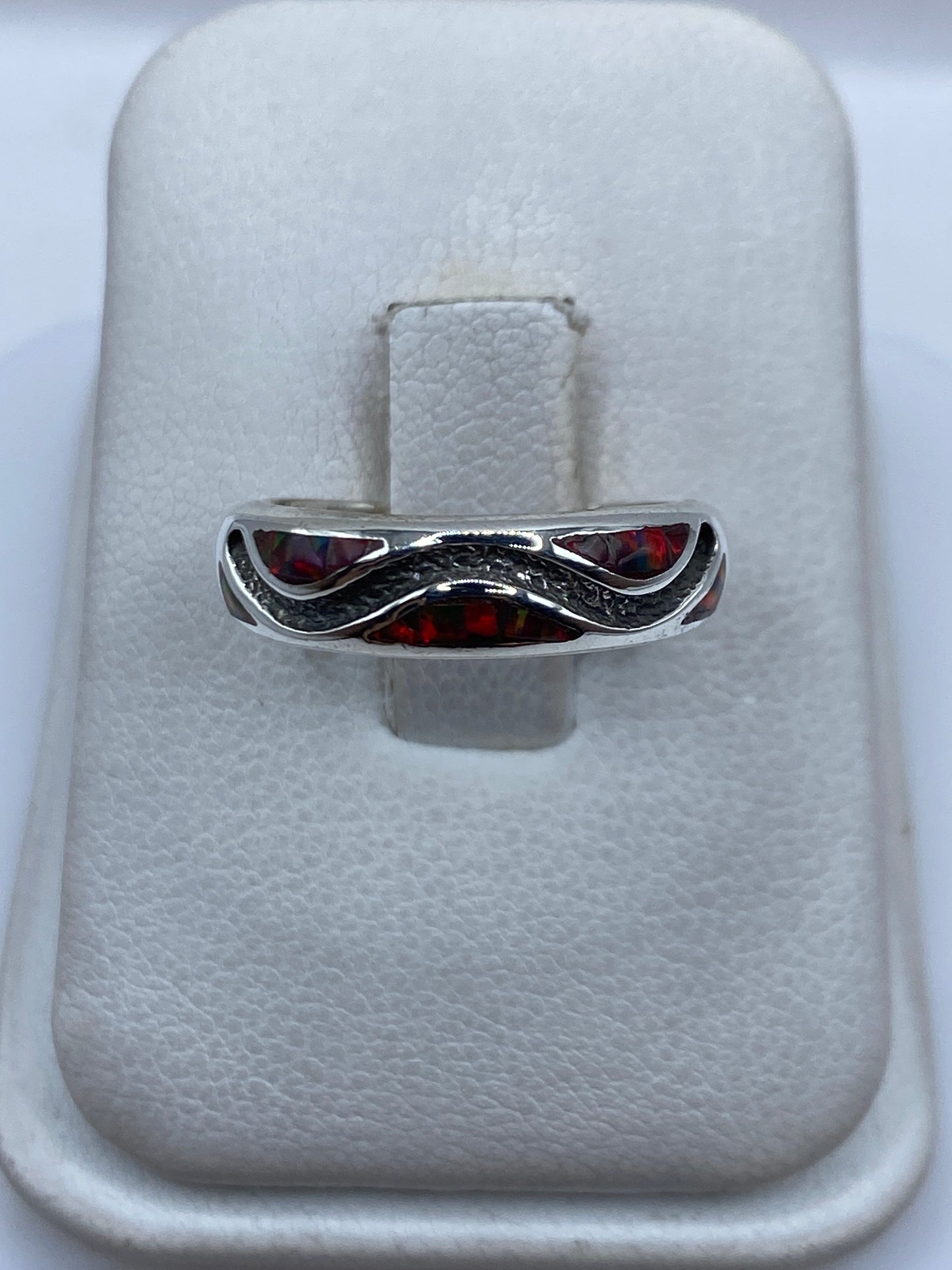 Anillo de plata .950 con ópalo de fuego multicolor en estuche blanco, vista superior