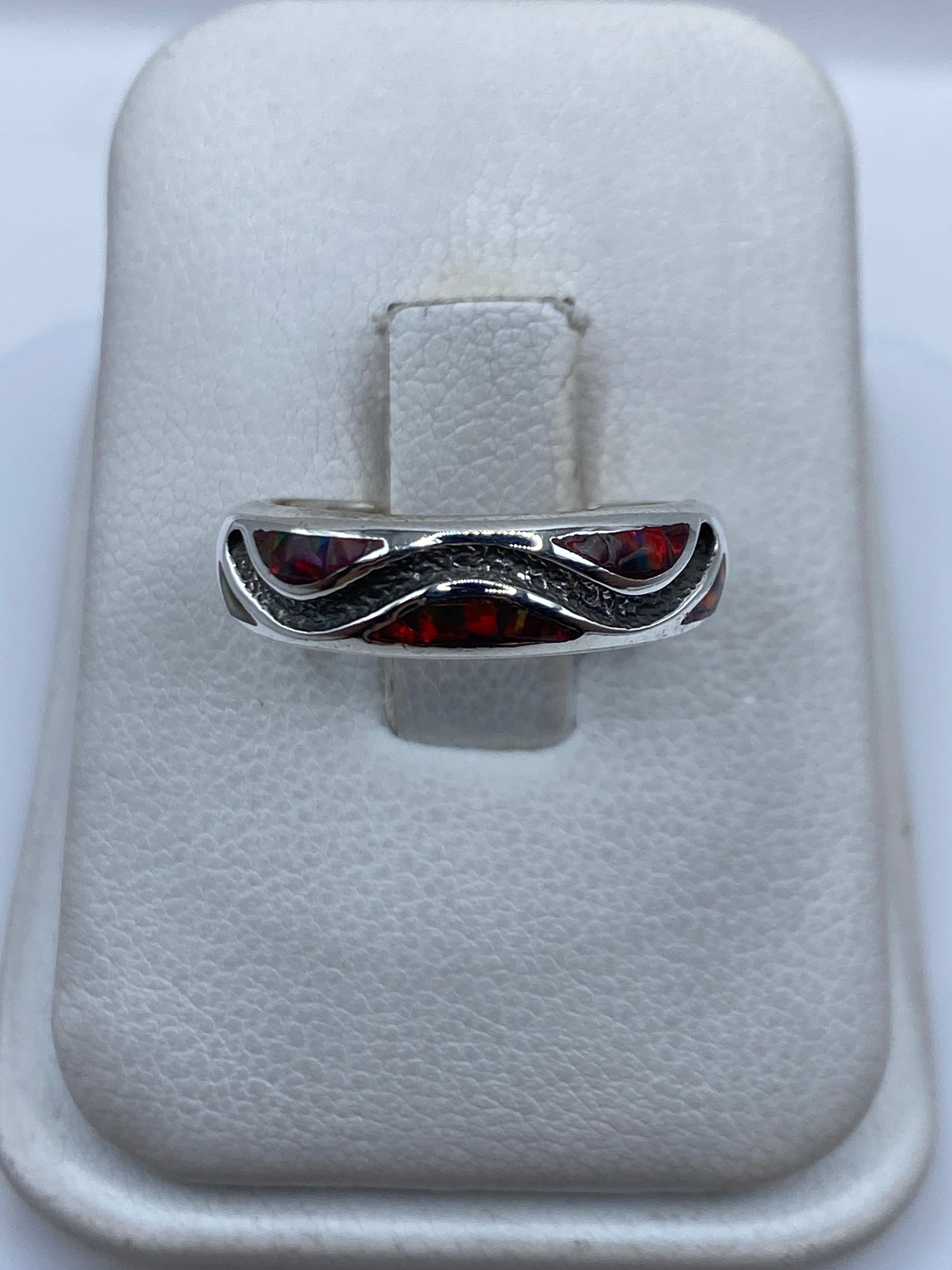 Anillo de plata .950 con ópalo de fuego multicolor en estuche blanco, vista superior