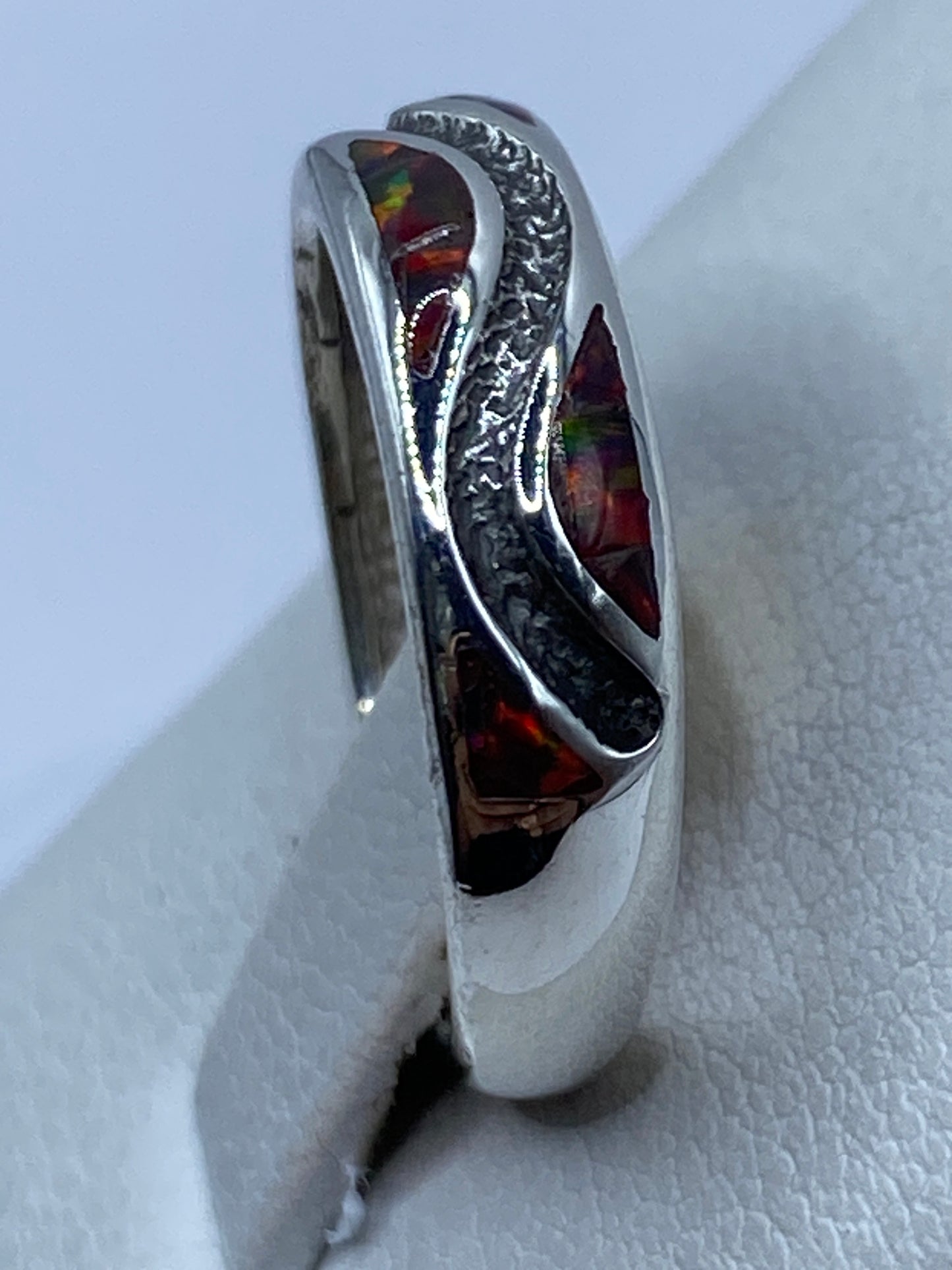 Detalle del engaste artesanal de la piedra en plata .950 pulida