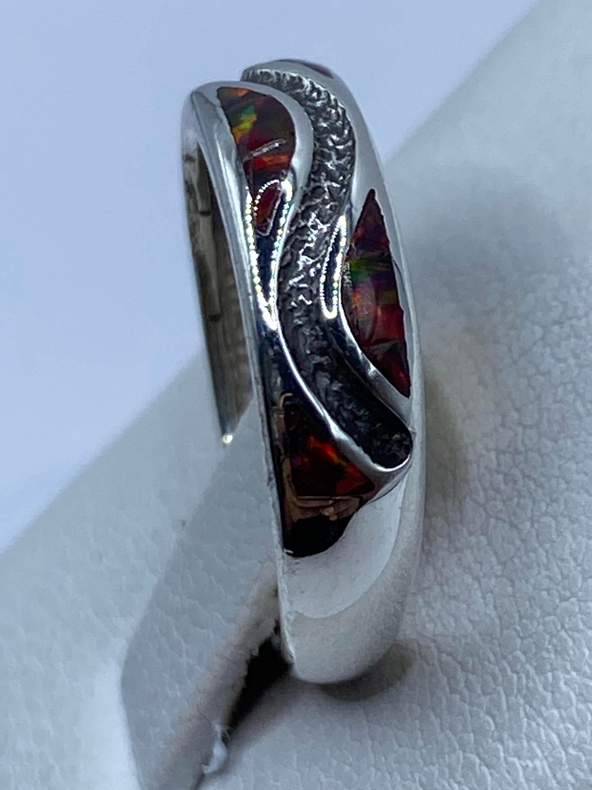 Detalle del engaste artesanal de la piedra en plata .950 pulida