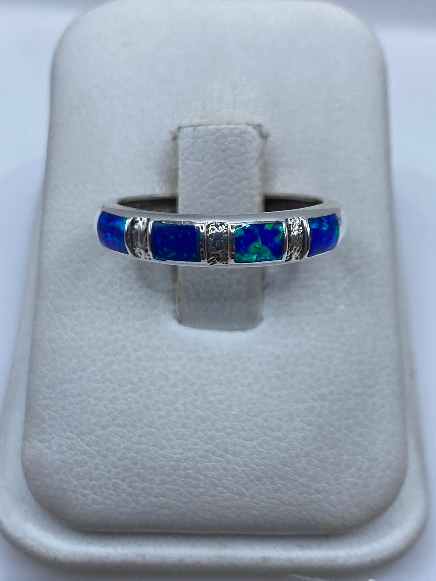 Anillo de plata .950 con ópalo de fuego azul iridiscente en estuche blanco de presentación