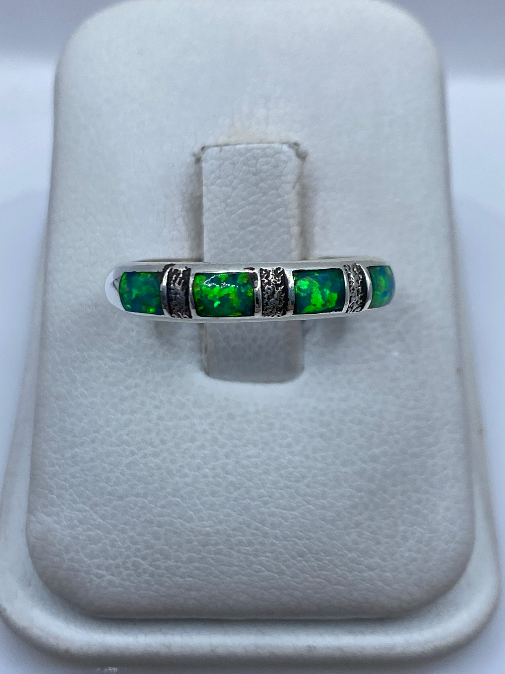 Anillo de plata con ópalo de fuego verde limón en tonalidad brillante