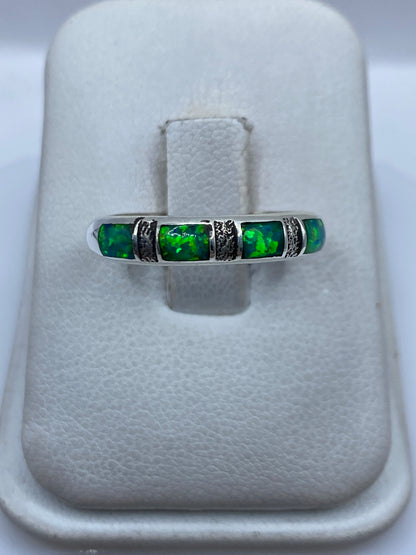 Anillo de plata con ópalo de fuego verde limón en tonalidad brillante