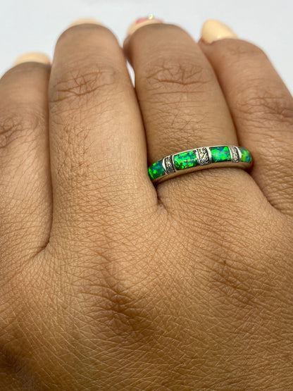 Anillo sobre fondo gris mostrando el peso de 2.4 gramos