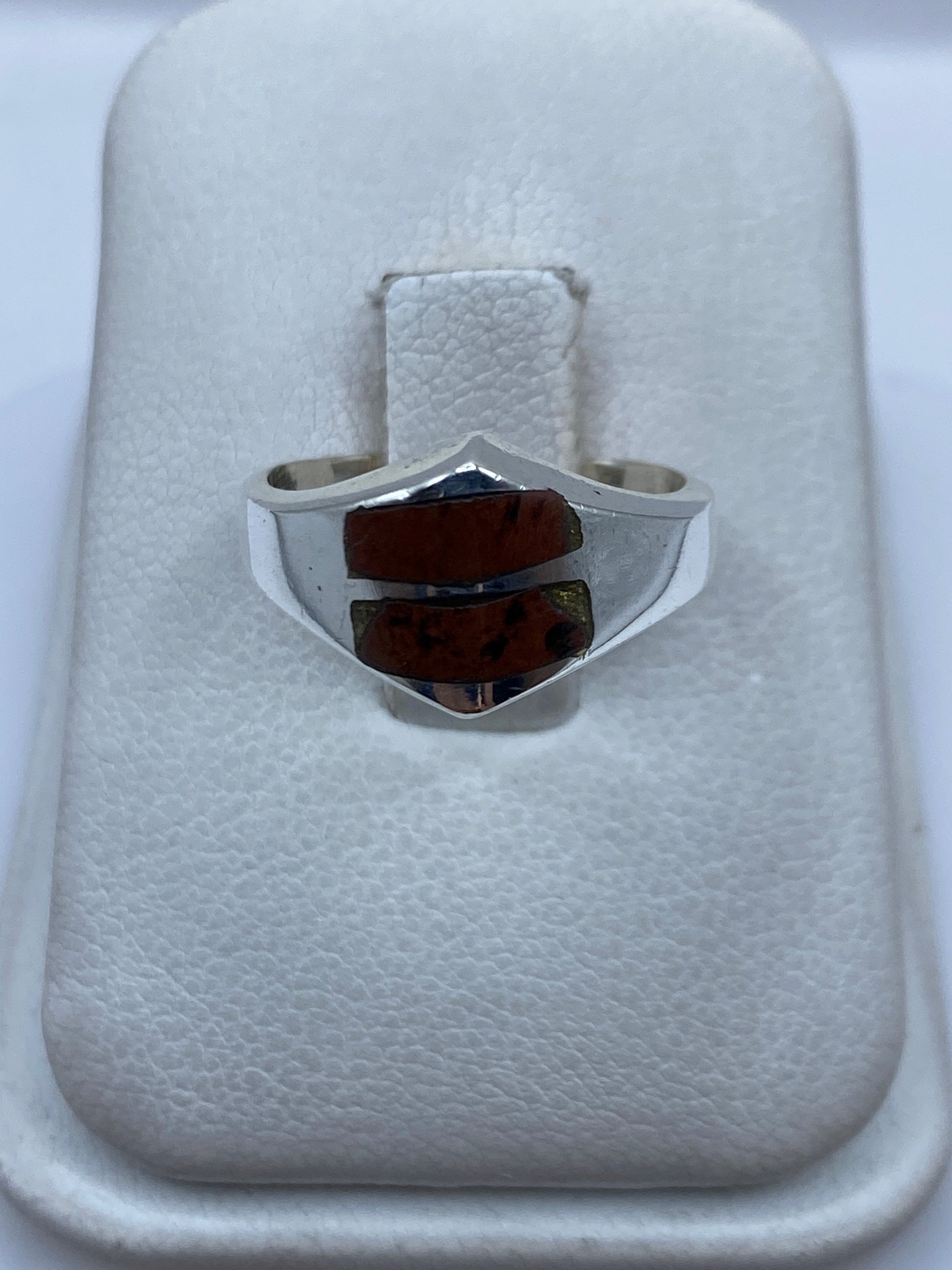 Anillo de plata .925 con incrustación de piedra café en tono neutro