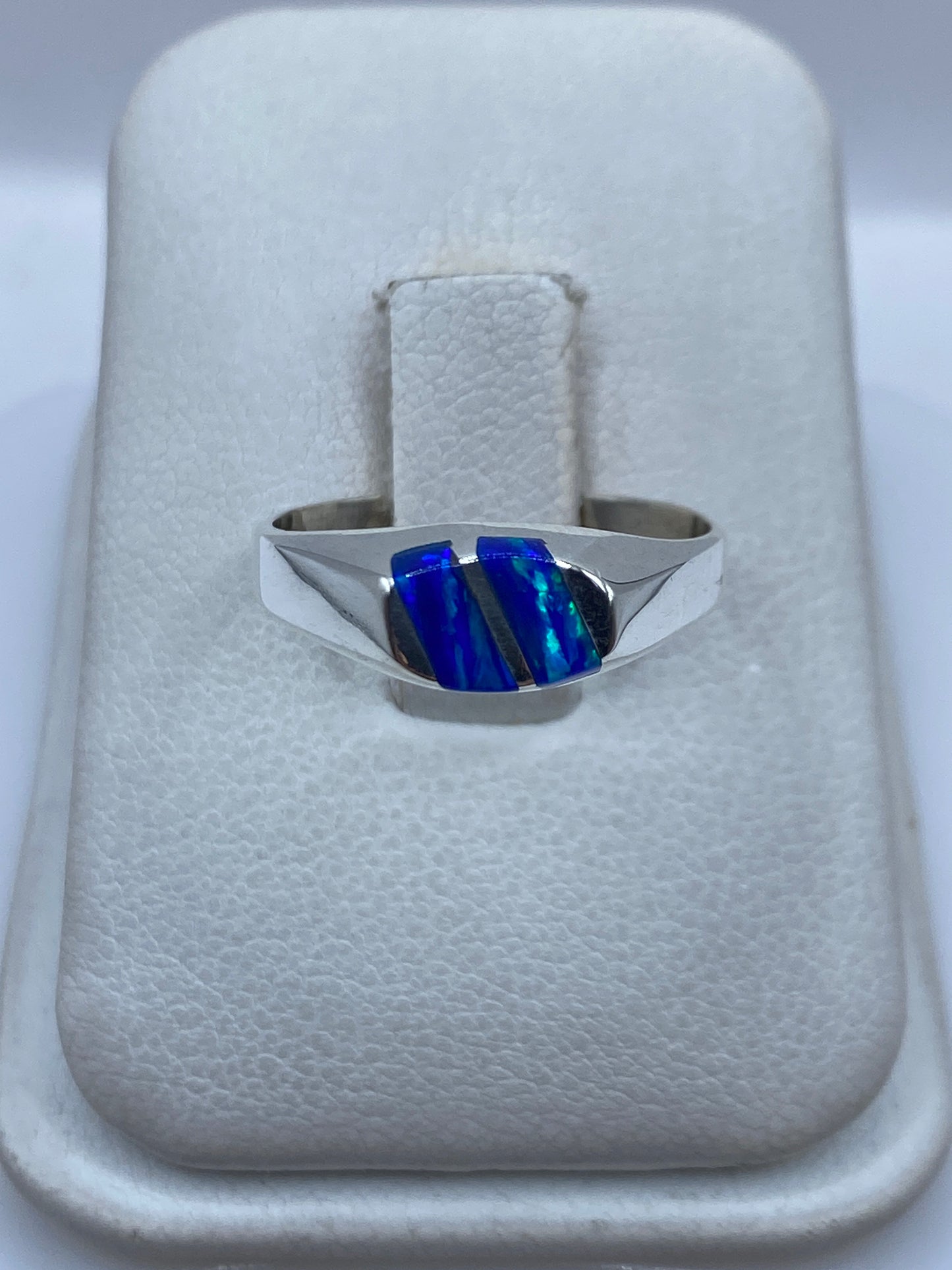 Anillo de plata .925 con ópalo de fuego azul en forma de escudo sobre anillo de algodón blanco