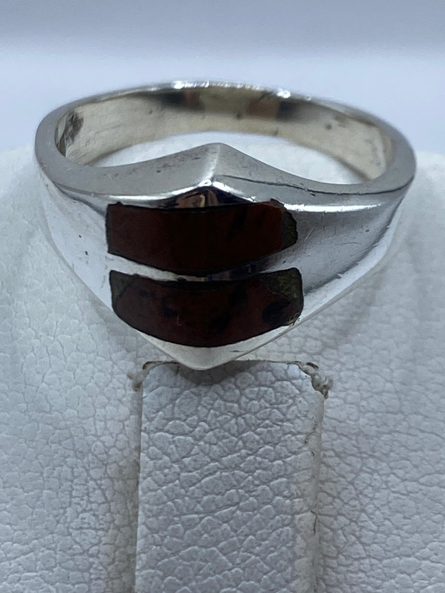 Anillo puesto en el dedo mostrando el tamaño y la proporción de la piedra