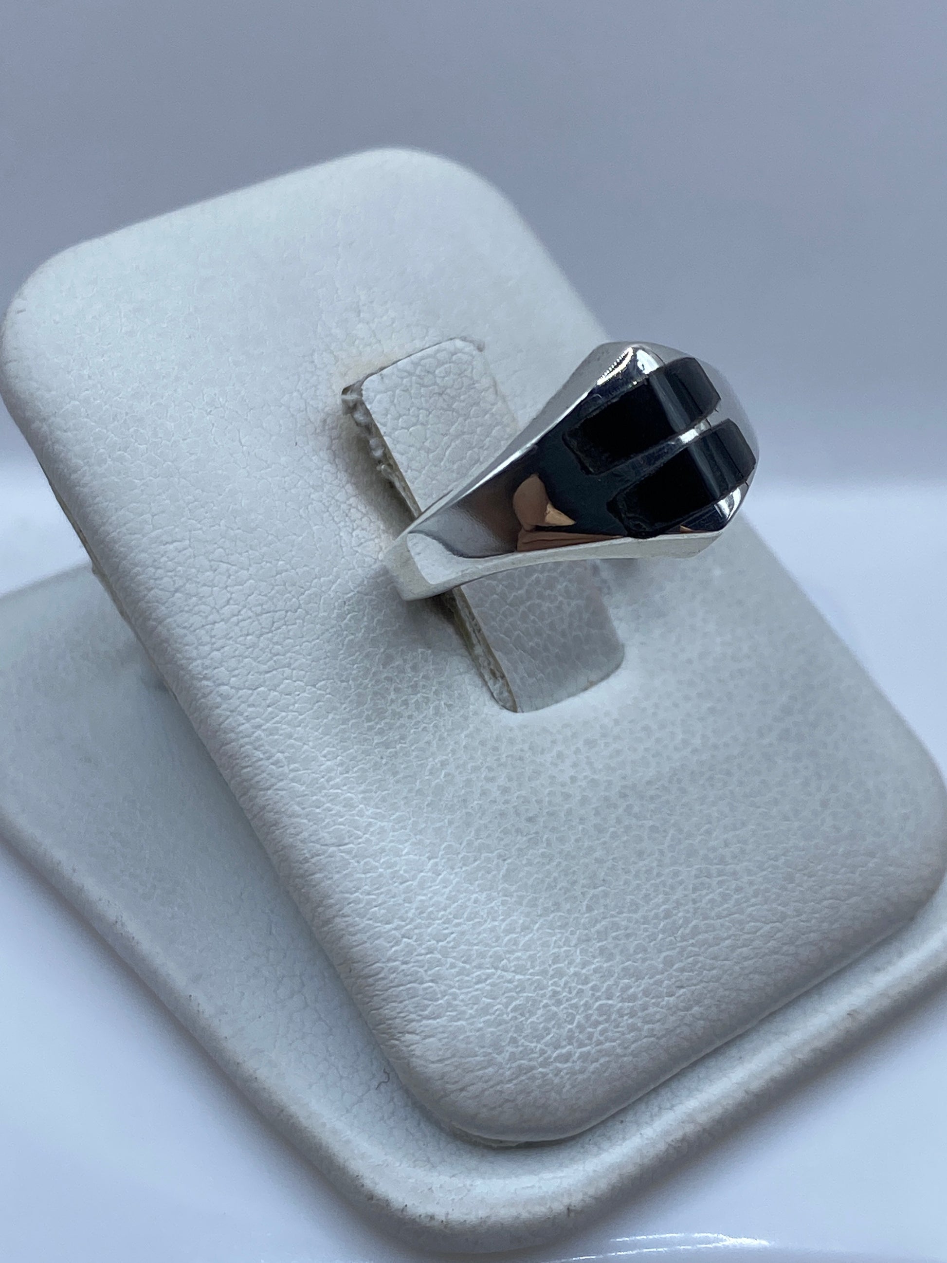Vista lateral del anillo de plata .925 con ónix negro engastado a mano
