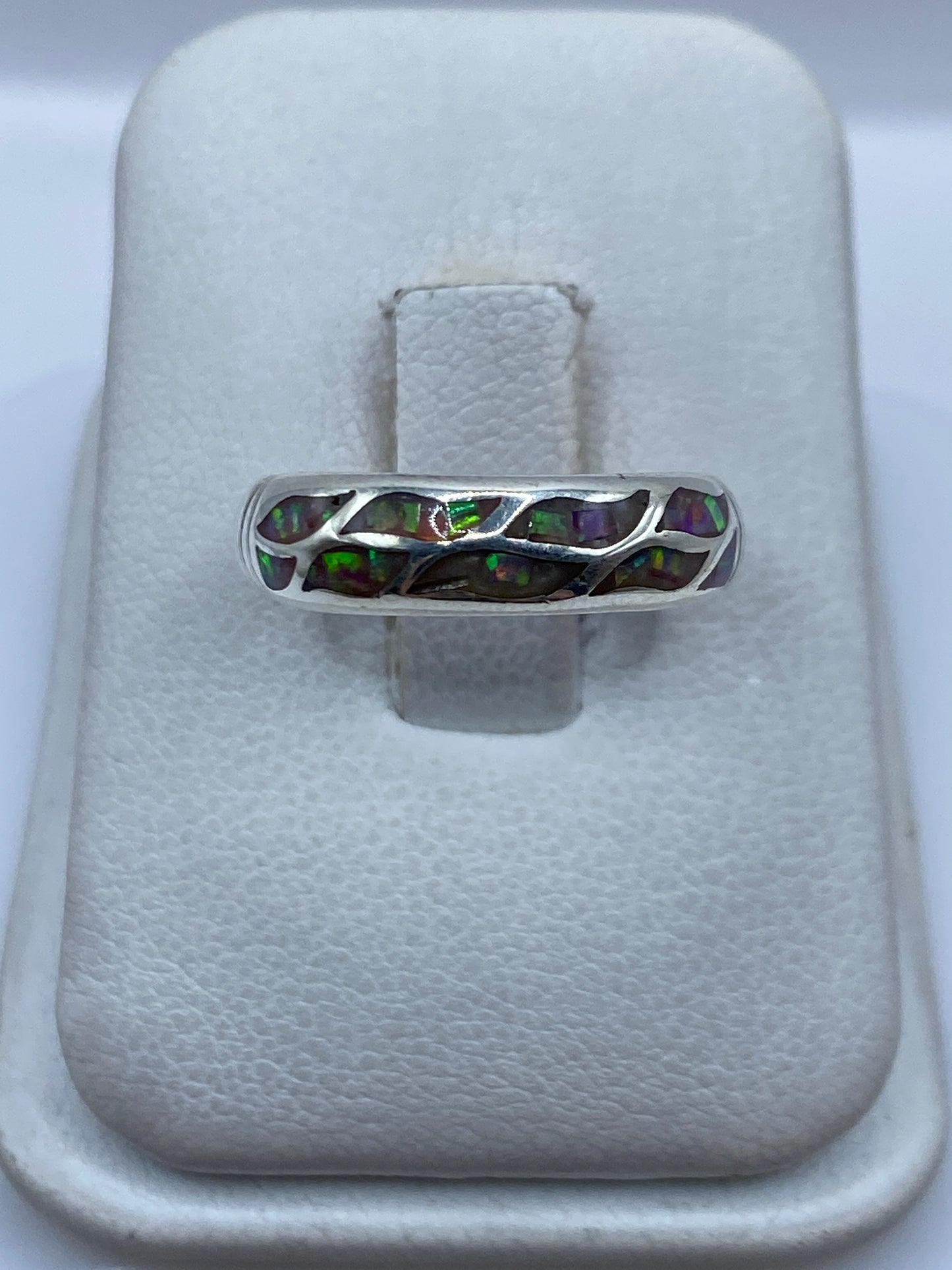 Anillo de plata .925 con ópalo de fuego rosa engastado en la mano de una mujer