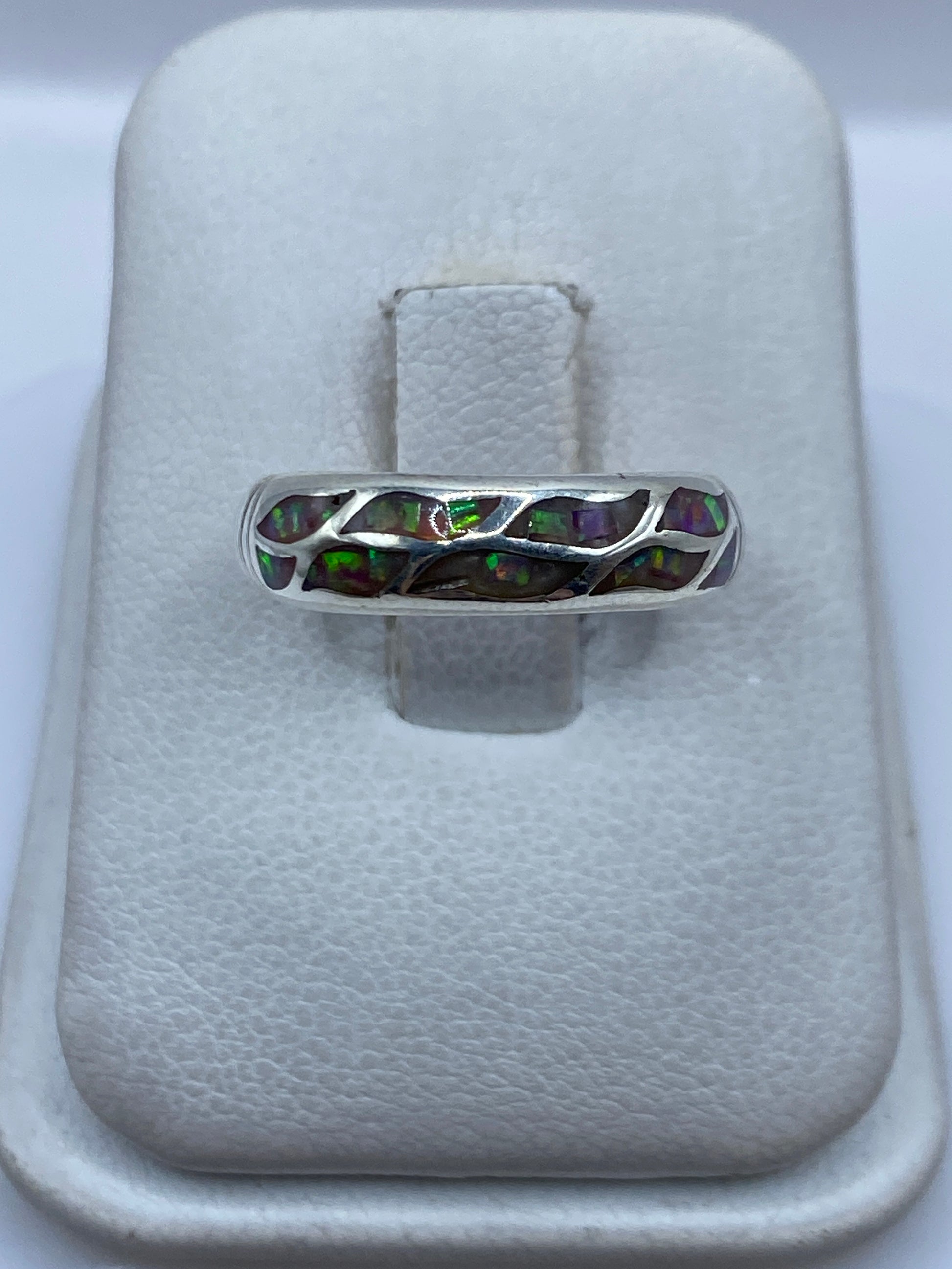 Anillo de plata .925 con ópalo de fuego rosa engastado en la mano de una mujer